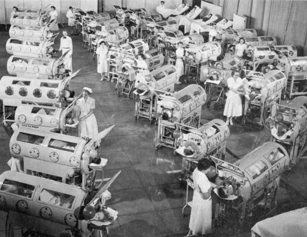  Şekil 3. Bir poliomiyelit salgınında demir akciğerler içindeki çocuklar, ABD, 1950’ler. 
  Photo at Science History Images 