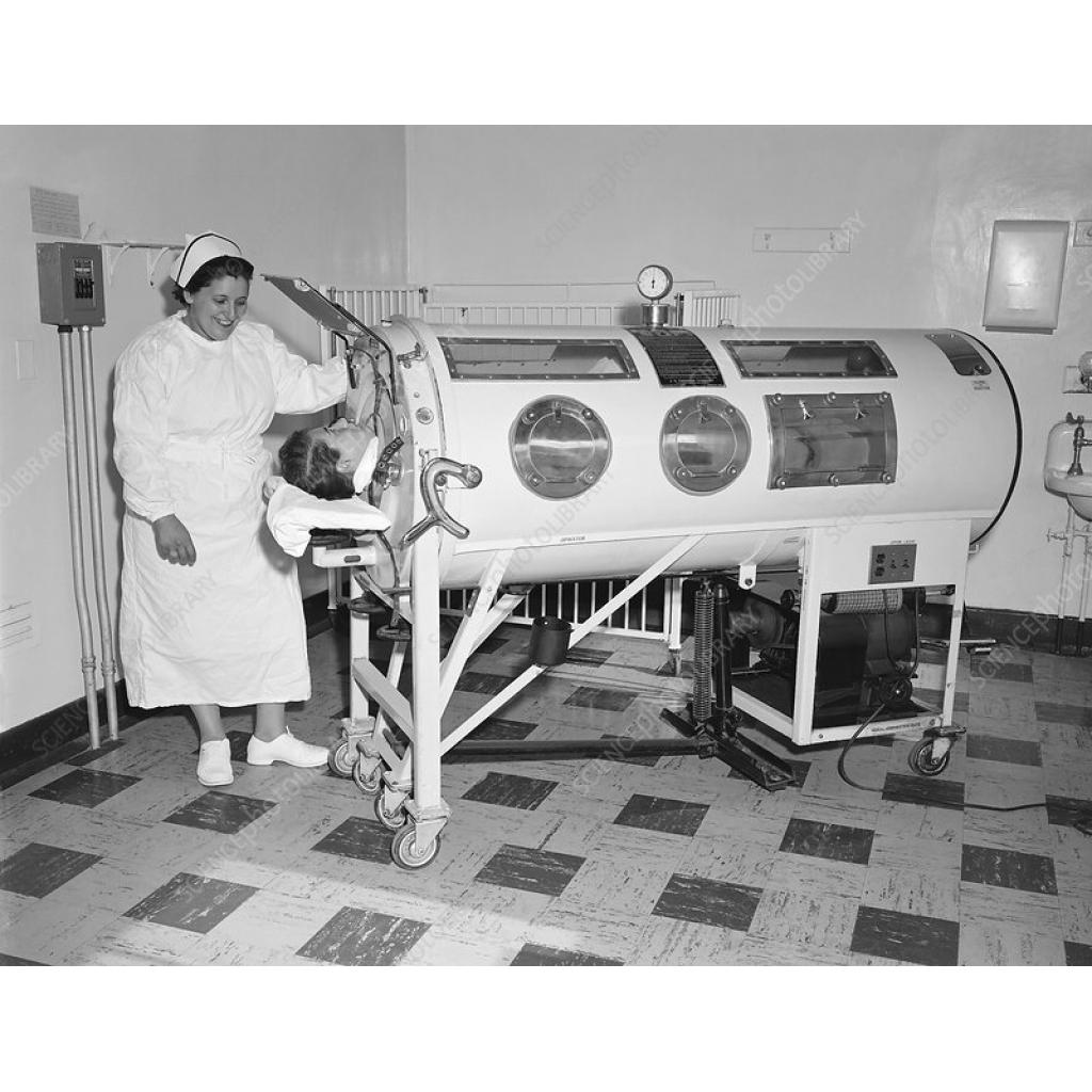 ﻿Şekil 2. Emerson’ın geliştirdiği demir akciğer modeli, 1960.    
  CDC Public Health Image Lıbrary 